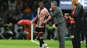 Luis Enrique et Ousmane Dembélé discutent en marge du match PSG-Rennes en septembre 2024.