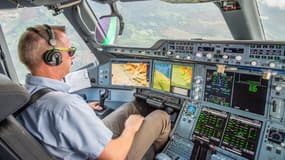 Selon le patron de Thales, les technologies du numérique vont permettre de passer à terme de deux à un pilote à bord des avions de ligne