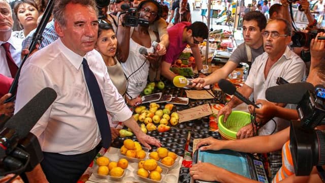 Francois Bayrou sur un marché de Saint-Denis, à la Réunion. Le candidat centriste à la présidentielle a exhorté dimanche la Réunion à "produire local" et proposé une version tropicale de son mot d'ordre, "produire en France", en s'offusquant de découvrir
