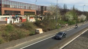 Le long de la N315 à Gennevilliers, des dizaines d'habitations de fortune sont installées.