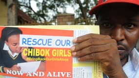 Un Nigérian tient un flyer appelant à la libération des lycéennes enlevées, le 9 mai 2014, à Abuja.