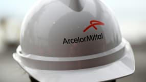 Un employé porte un casque comportant le logo d'ArcelorMittal, à Fos-sur-mer, le 22 février 2023