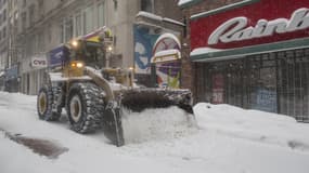 Un chasse-neige à l'oeuvre dans les rues de Boston, dimanche 15 février. 