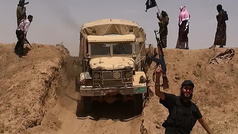 Des jihadistes de l'Etat islamique sur une route syrienne, à proximité de la frontière irakienne.
