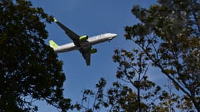 Un avion de Solaseed Air se prépare à atterrir à l'aéroport Haneda de Tokyo, le 3 avril 2020.