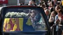 Le public rend hommage au cercueil de la reine Elizabeth II à Ballater, le 11 septembre 2022.