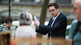 Pacôme Rupin, candidat LREM aux législatives, sur un marché parisien, le 8 juin 2017.