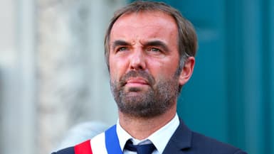 Le maire de Montpellier Michael Delafosse participe à une manifestation contre l'antisémitisme organisée par le Conseil représentatif des institutions juives de France (CRIF) sur la place de la Comédie à Montpellier, dans le sud de la France, le 27 août 2024.