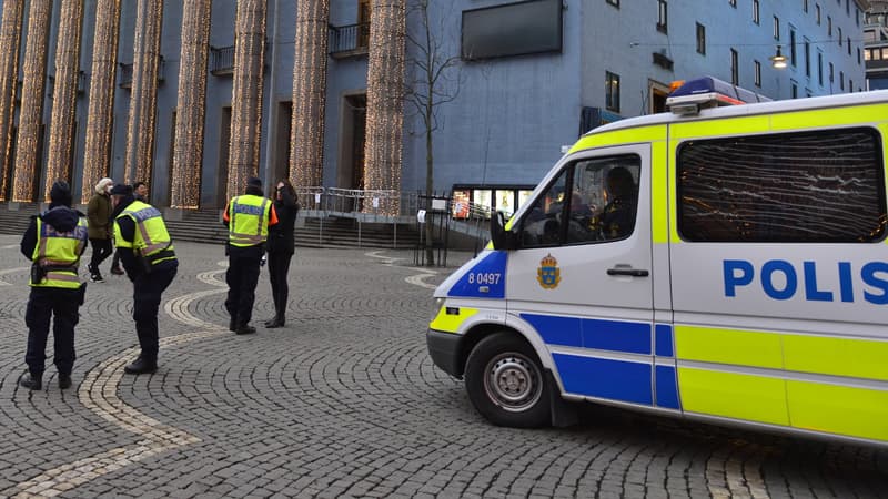 Des agents de police suédoise, à Stockholm, le 10 décembre 2015.