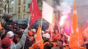 Lors d'une manifestation de salariés de l'usine d'ArcelorMittal à Florange près du siège de campagne de Nicolas Sarkozy, le mois dernier. Le président sortant dénonce l'attitude de la CFDT de ce site mosellan qui, selon lui, "fait de la politique", au lie