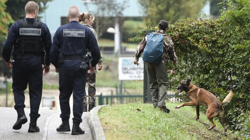 Des gendarmes recherchent Maëlys, disparue dans la nuit du 26 au 27 août à Pont-de-Beauvoisin, en Isère. 