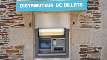 Le voleur arrive à dévisser le DAB et s'attaque à l'unité centrale à l'aide d'une clé USB. Il lui suffit ensuite de connecter son ordinateur, et le distributeur lui rend autant de billets qu'il le souhaite.