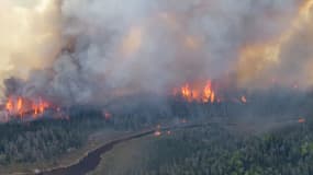 Cette image aérienne du 29 mai 2025, fournie par le gouvernement du Manitoba, montre des incendies de forêt dans le parc provincial de Nopiming, au Canada.