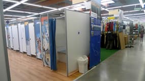 Les cabines d'essayage d'un magasin Decathlon