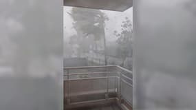 Des vents violents touchent Saint-Denis de La Réunion avec le passage du cyclone Garance, vidéo postée sur X le 28 février 2025