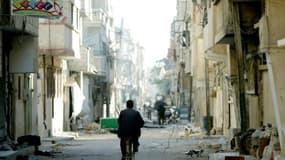 Un Syrien, dans les rues de Palmyre, adjacente à la ville antique, le 31 mars 2016, quelques jours après sa libération par l'armée syrienne