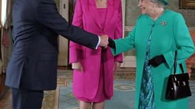 La reine Elisabeth II, accueillie par le Premier ministre irlandais Enda Kenny et la présidente irlandaise Mary McAleese, à Dublin. La reine a entamé mardi en Irlande une visite d'Etat historique mais entourée de mesures de sécurité exceptionnelles après