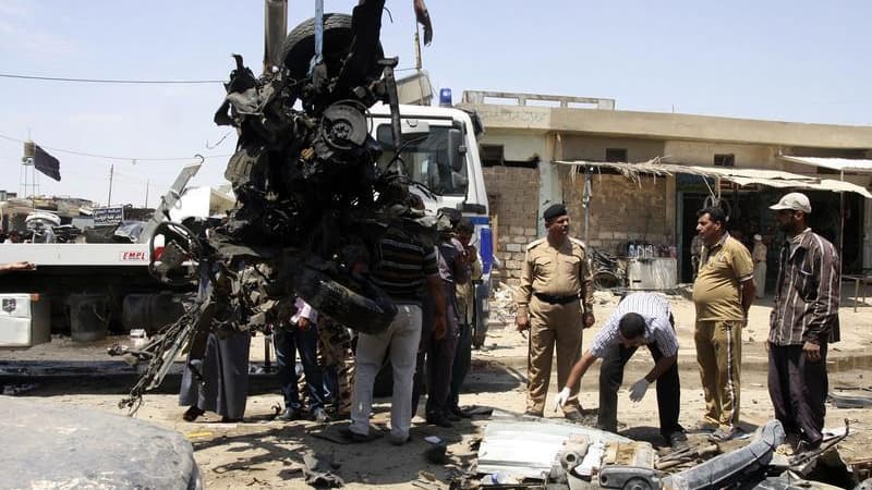 Après un attentat à la voiture piégée à Kerbala, à une centaine de kilomètres de Bagdad, lundi. L'Irak a connu en avril son mois le plus meurtrier depuis près de cinq ans, avec 712 morts lors d'attentats et autres actes de violence, selon les Nations unie