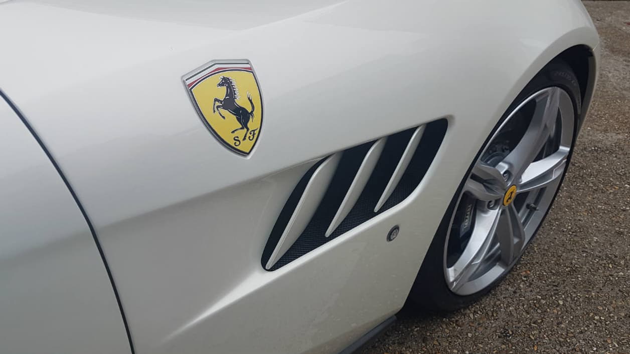 Ce petit écusson sur le côté est facturé 1.320 euros. Ce petit écusson sur le côté est facturé 1.320 euros.