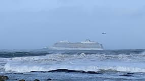 Les autorités norvégiennes ont initié samedi l'évacuation spectaculaire par hélicoptère des quelque 1.300 passagers d'un navire de croisière, victime d'un problème moteur au large de la Norvège