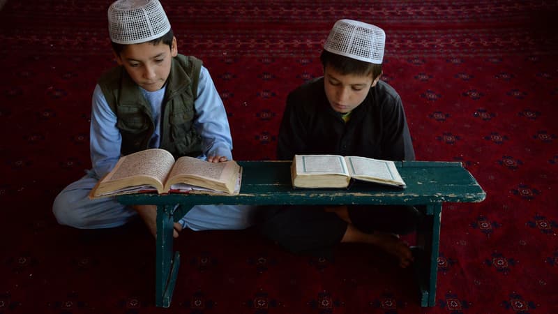 Enfants lisant le Coran. 