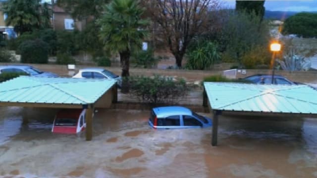 Une rue de La Londe-les-Maures recouverte d'un torrent boueux.