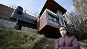 L'architecte Michael Kovac devant sa maison qui a résisté à l'incendie du quartier de Pacific Palisades