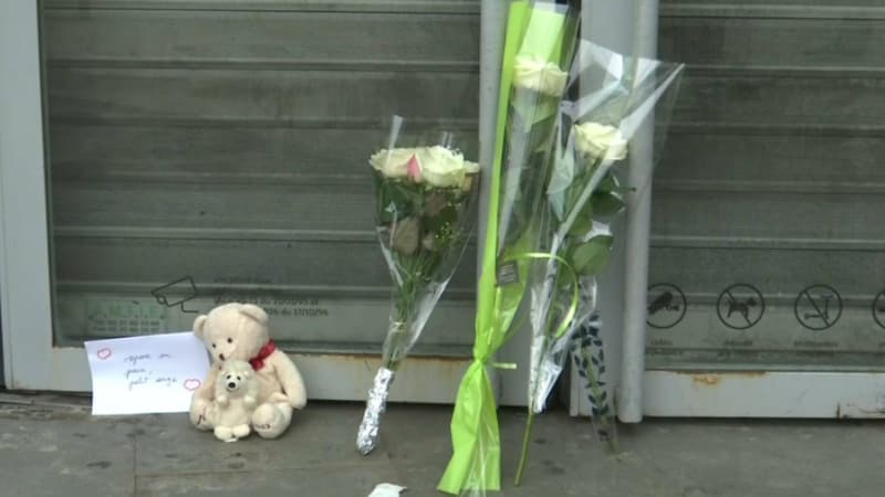 Des fleurs déposées devant le centre commercial à Argenteuil.