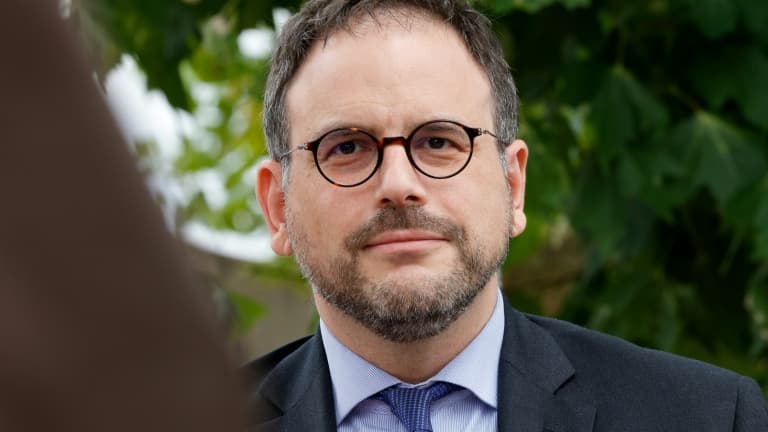 Le ministre de la Santé Aurélien Rousseau lors d'un déplacement à Magny-en-Vexin, en région parisienne, le 24 juillet 2023.