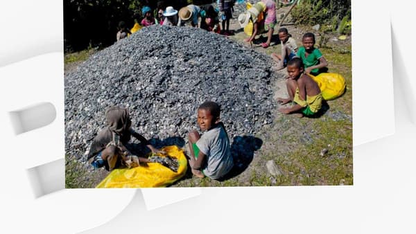 Des enfants dans une mine de mica à Madagascar. Des enfants dans une mine de mica à Madagascar.