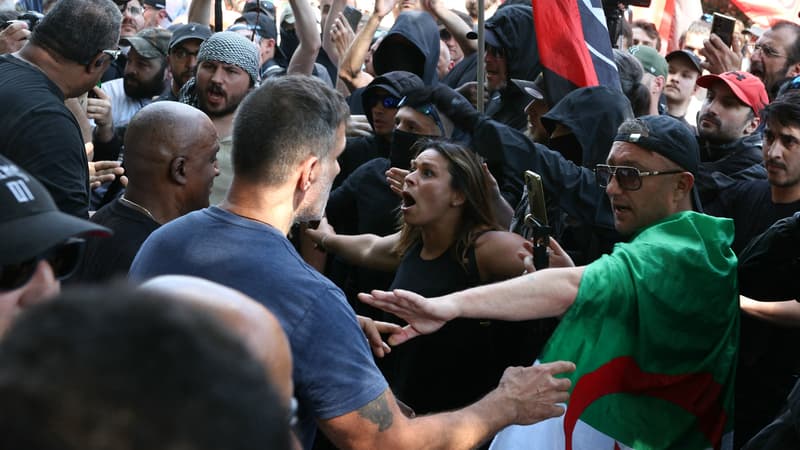 Des membres des forces de sécurité du Parti socialiste français (PS) (à gauche) affrontent des manifestants et des militants antifascistes de gauche (antifa) lors d'un rassemblement du 1er mai (fête du Travail), marquant la Journée internationale des travailleurs, à Paris, le 1er mai 2025.