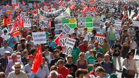 Manifestation contre les mesures d'austérité espagnoles à Madrid. Des milliers de personnes ont défilé dimanche en Espagne pour protester contre les sévères mesures d'austérité annoncées par le gouvernement. /Photo prise le 7 octobre 2012/REUTERS/Andrea C