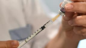 Préparation d'une dose du vaccin Pfizer-BioNTech, dans un EHPAD à Bobigny, le 30 décembre 202.