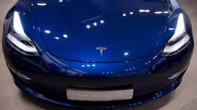 Une Tesla Model 3 dans un showroom en Espagne