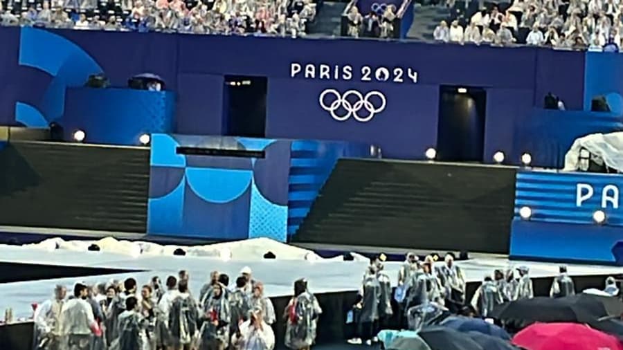 Les athlètes discutent sur le Trocadéro lors de la cérémonie d'ouverture des JO 2024. Les athlètes discutent sur le Trocadéro lors de la cérémonie d'ouverture des JO 2024.