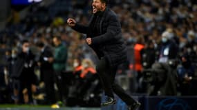 L'entraîneur argentin de l'Atletico Madrid, Diego Simeone, réagissant pendant le match du premier tour du groupe B de Ligue des champions entre le FC Porto et l'Atlético Madrid au stade Dragao à Porto, le 7 décembre 2021.