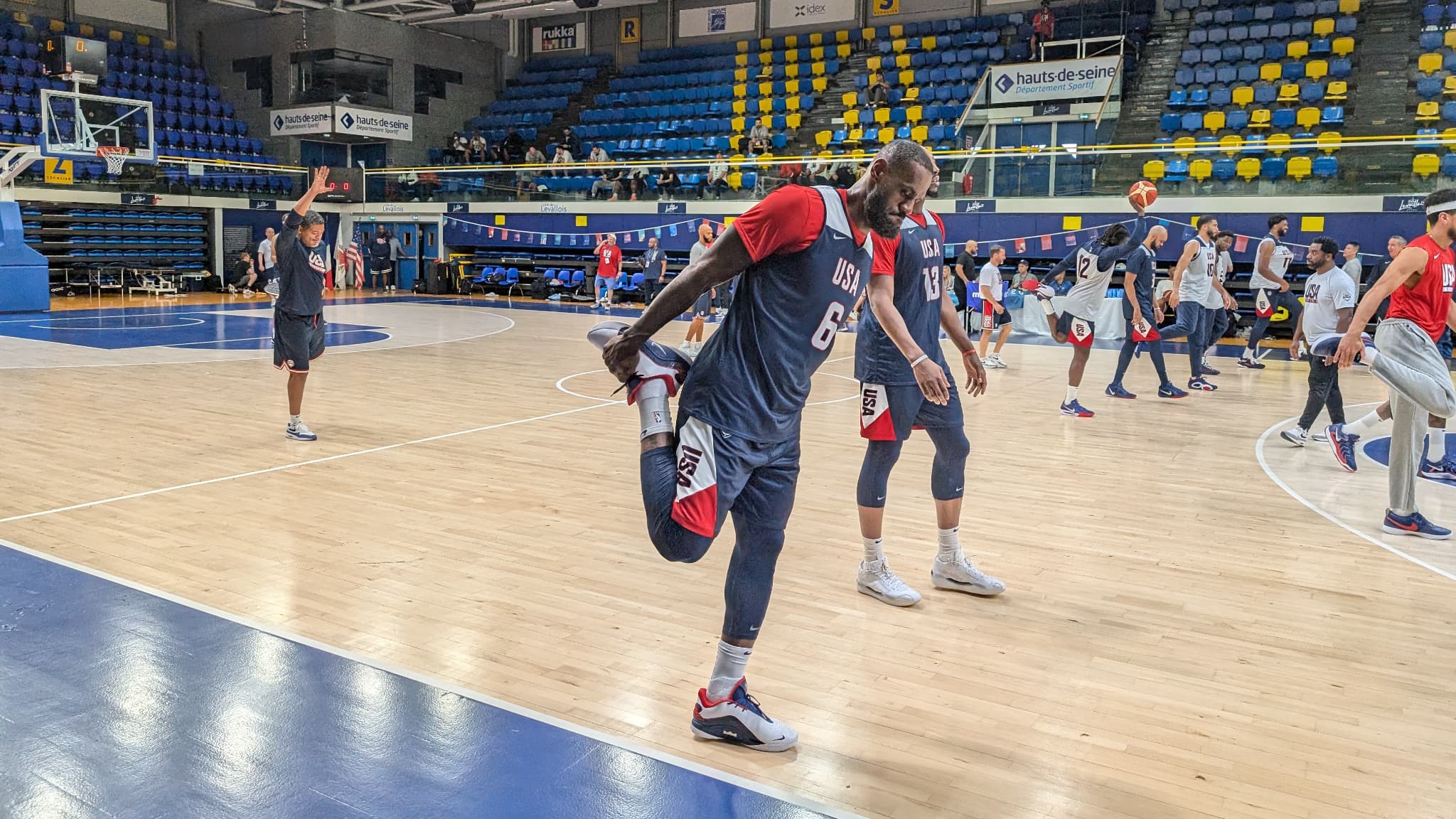 LeBron James et Team USA à l'entraînement à Levallois, le 25 juillet 2024 LeBron James et Team USA à l'entraînement à Levallois, le 25 juillet 2024
