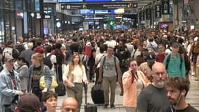 Des voyageurs à la gare Montparnasse de Paris après des "sabotages" sur le réseau TGV qui a paralysé les lignes à grande vitesse ce vendredi 26 juillet 2024.