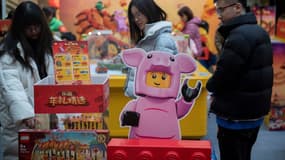 Lego a ouvert en février un magasin principal à Pékin, offrant des répliques de la Cité Interdite en briquettes, et a deux autres boutiques à Shanghai.
