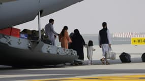 Des passagers évacués d'Afghanistan par l'armée britannique arrivent à l'aéroport de Dubaï, le 19 août 2021
