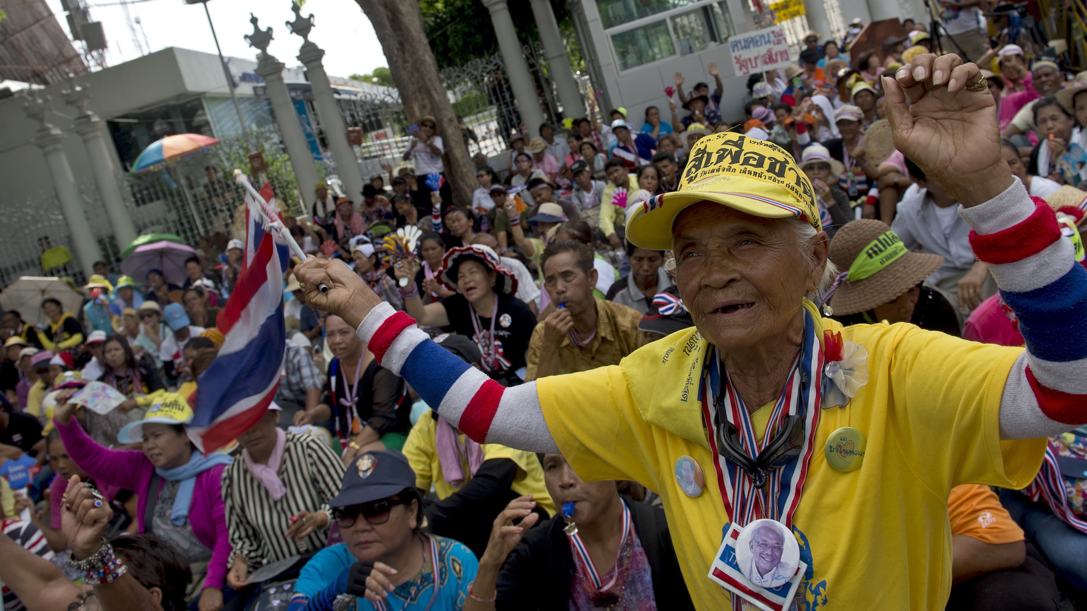 Des manifestants anti-gouvernement (ou "Chemises jaunes"), le 16 mai 2014, à Bangkok. Des manifestants anti-gouvernement (ou "Chemises jaunes"), le 16 mai 2014, à Bangkok.