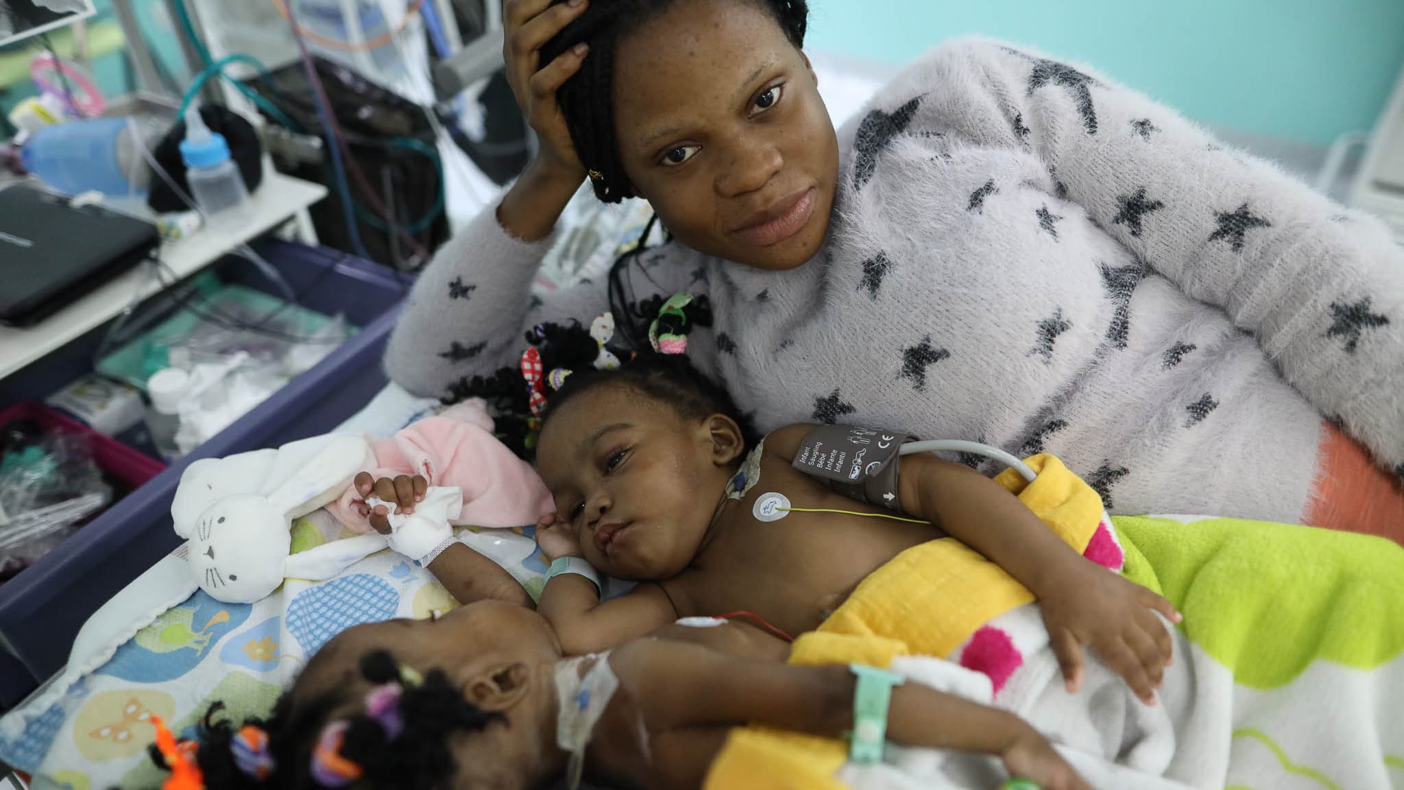 Bissie et Eyenga avec leur maman. Bissie et Eyenga avec leur maman.