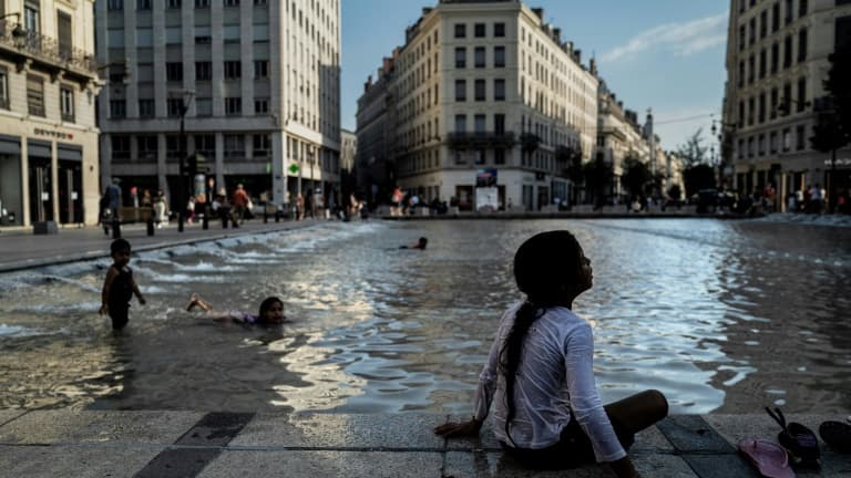 Un enfant se rafraichit à Lyon, le 30 juillet 2020