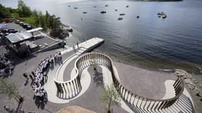 La Norvège a inauguré le 18 juin 2022 un mémorial aux victimes du massacre du néo-nazi Anders Behring Breivik en 2011, composé de 77 colonnes de bronze représentant chacun des morts.