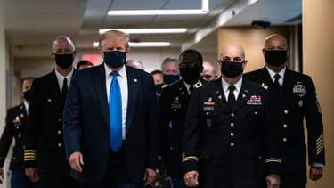 Donald Trump portant un masque - Image d'illustration