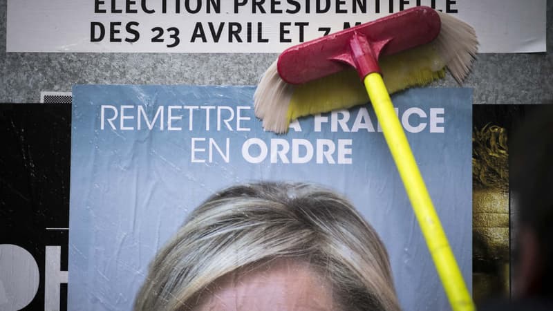 A Vaudry (Calvados), près de Vire, le Front National a collé ses affiches sur l'ensemble des panneaux électoraux communaux