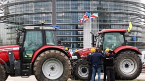 Une vingtaine de tracteurs et des dizaines d'agriculteurs ont manifesté mardi devant le Parlement européen à Strasbourg pour interpeller les eurodéputés réunis en session plénière.