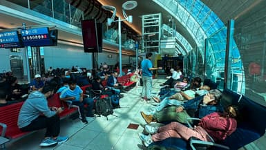 Des passagers attendent l'affichage de leur vol à l'aéroport international de Dubai le 17 avril 2024.