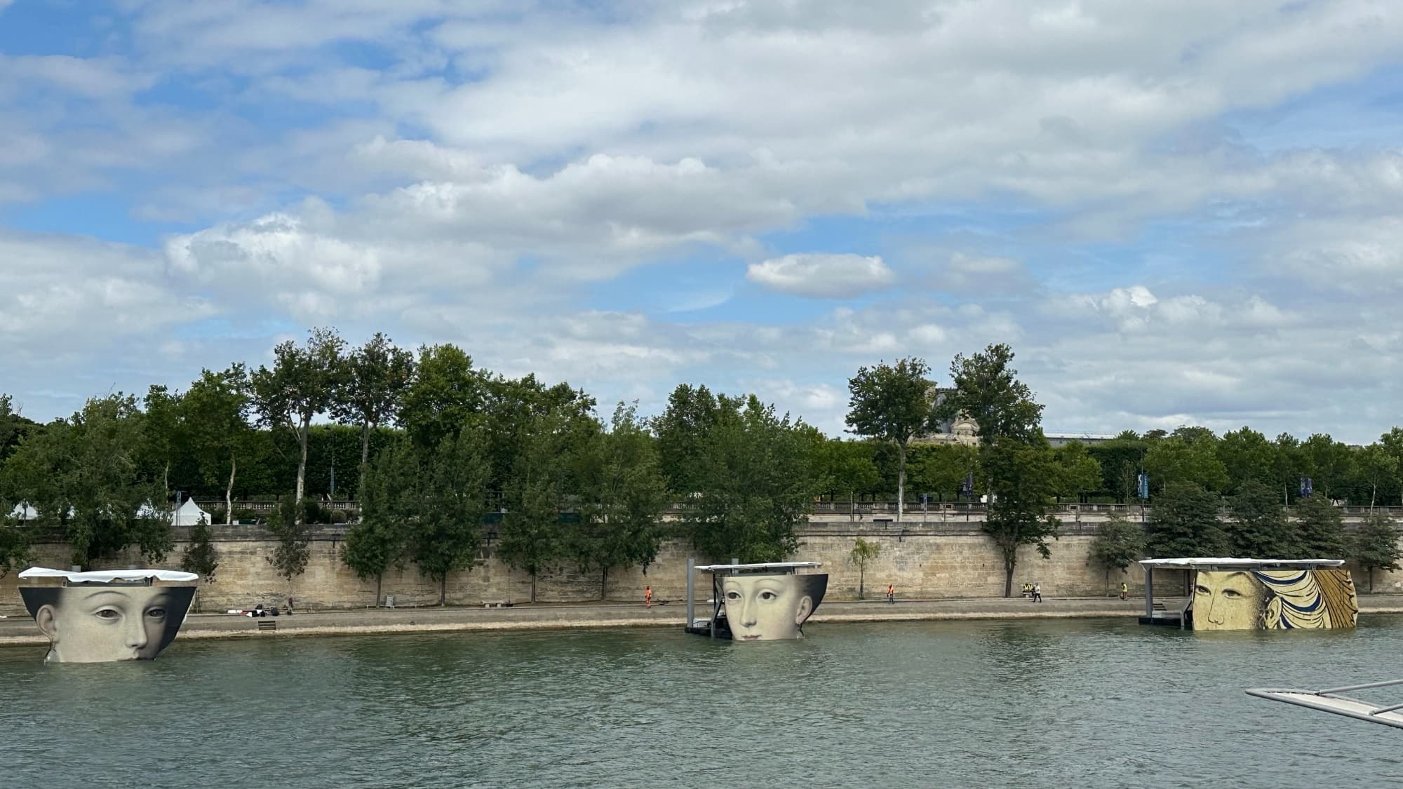 Les décors présents sur la Seine pour la cérémonie d'ouverture.
