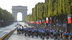 Le peloton du Tour de France 2019 devant les Champs-Elysées